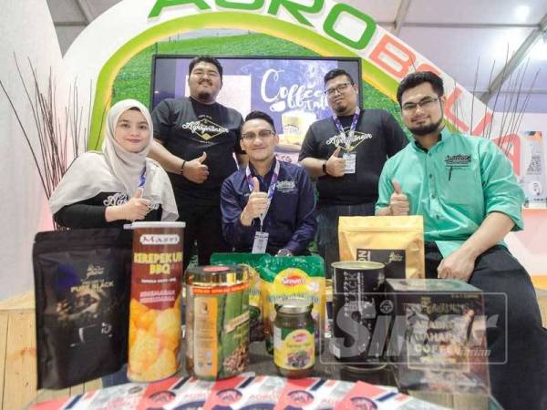 Mohamad Ezri (tengah) di reruai Agro Belia sempena HPPNK 2019. -FOTO ZAHID IZZANI