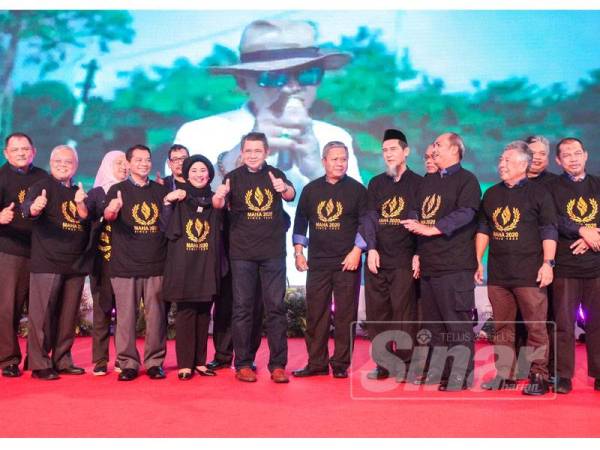 Salahuddin (lima dari kiri) memakai t-shirt MAHA 2020 sebagai simbolik penutupan HPPNK 2019 semalam. -Foto Sinar Harian ZAHID IZZANI