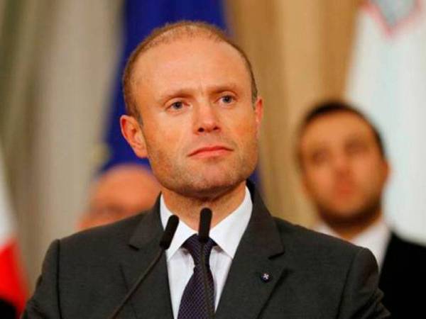 Joseph Muscat digesa meletak jawatan selepas didakwa mempunyai kaitan dengan pembunuhan seorang wartawan penyiasatan. - Foto Reuters