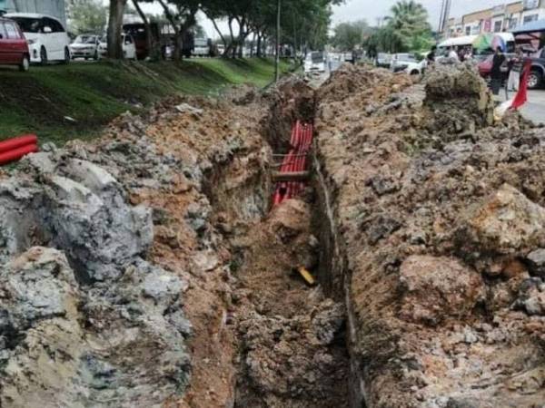 Lokasi kejadian mangsa yang tertimbus tanah ketika melakukan kerja-kerja pembaikan kabel di hadapan Dewan Mat Kilau, Batu 5 Jalan Gambang, tengah hari tadi. -Foto Ihsan Bomba Pahang
