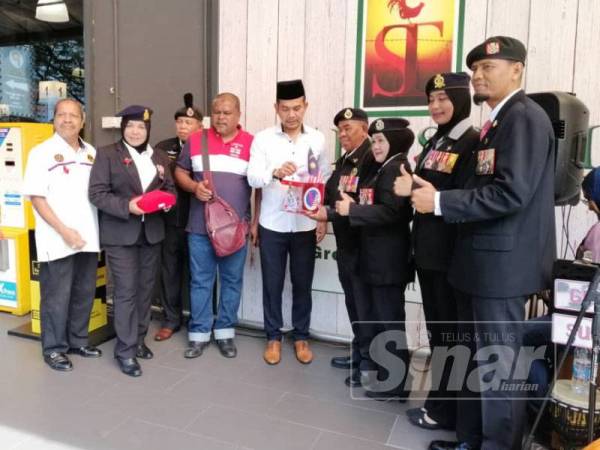 Rosyam bersama ahli Persatuan Veteran ATM di kuala Lumpur semalam.