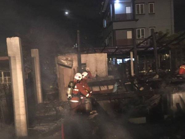 Anggota bomba dari lima BBP membantu memadamkan kebakaran yang melibatkan sebuah rumah teres kelas C di Taman Keramat di sini, malam tadi.