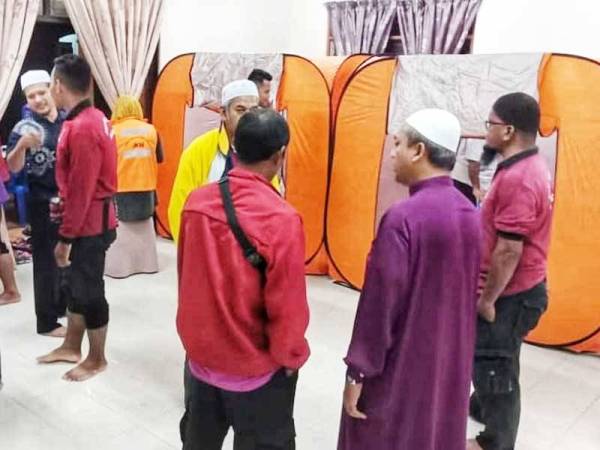 Keadaan PPS di Balairaya Tanah Lot Manir, di sini yang mula dibuka sejak malam tadi. FOTO: IHSAN JABATAN AMAL MALAYSIA