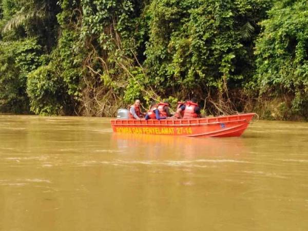 Anggota bomba meneruskan pencarian dalam cuaca mendung. - Foto: JBPM