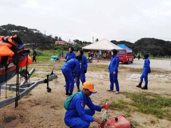 APM turut membantu SAR hari kedua hari ini. - Foto: JBPM