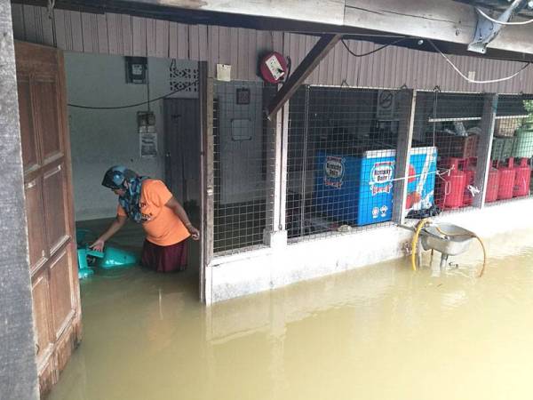 Keadaan kedai runcit Fatimah yang dinaiki air di Kampung Paya Besar, Hulu Terengganu.