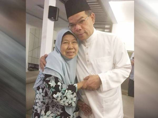 Saifudin bersama Allahyarham ibunya, Che Gayah.