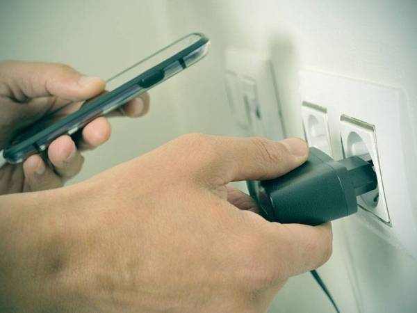 Seorang lelaki di Thailand ditemukan mati di dalam biliknya dipercayai akibat terkena renjatan elektrik daripada telefon bimbitnya yang sedang dicas.