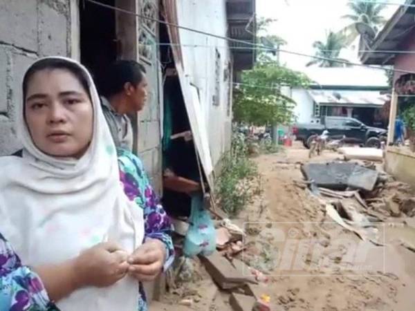 Fauziah menceritakan kejadian banjir yang hampir menghanyutkannya.