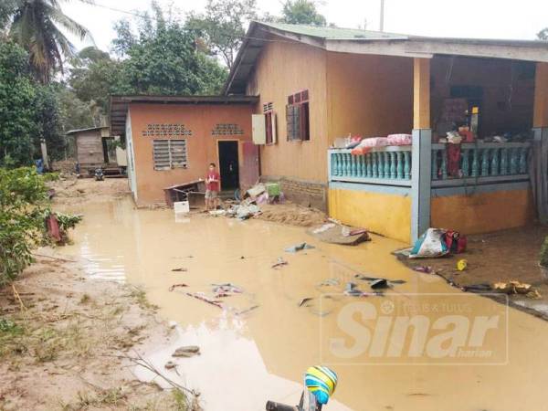Lagi rumah penduduk yang terkesan dengan banjir kali ini.