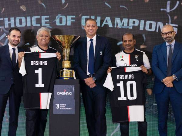 Sriram (dua dari kiri) bersama Tomas (kiri) bergambar bersama lagenda bola sepak Juventus, David Trezeguet selepas jalinan kerjasama tersebut.