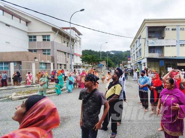 Orang ramai yang teruja melihat bunga yang berwarna-warni ditabur dari udara.