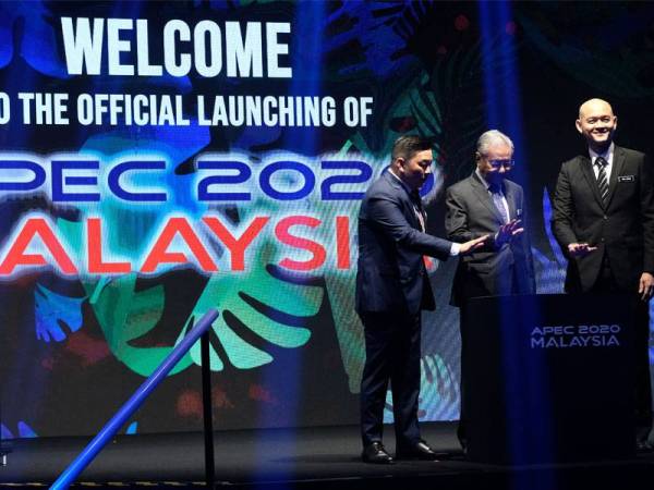 Perdana Menteri, Tun Dr Mahathir Mohamad (tengah) menyempurnakan majlis perasmian Kerjasama Ekonomi Asia Pasifik (APEC) 2020 di Cyberview Lodge Resort hari ini.
Turut hadir Menteri Perdagangan Antarabangsa dan Industri Datuk Darell Leiking (kiri) dan timbalannya Dr Ong Kian Ming (kanan). Malaysia akan menjadi tuan rumah APEC 2020 dengan tema 'Mengoptimumkan Potensi Insan ke arah Masa Depan Kemakmuran Bersama'. - Foto Bernama
