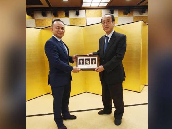 Maszlee menyampaikan cenderamata kepada Penasihat Khas kepada Perdana Menteri Jepun, Dr Hiroto Izumi di Tokyo hari ini.