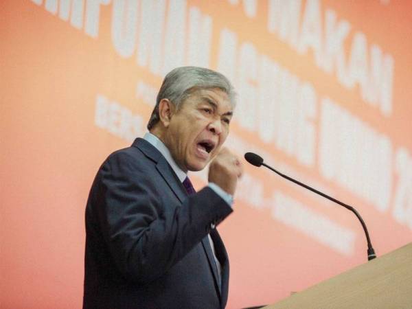 Presiden UMNO, Datuk Seri Dr Ahamd Zahid Hamidi berucap pada majlis makan tengah hari bersama Pemuda UMNO di Pusat Dagangan Dunia Putra (PWTC) di sini hari ini. - FOTO ZAHID IZZANI