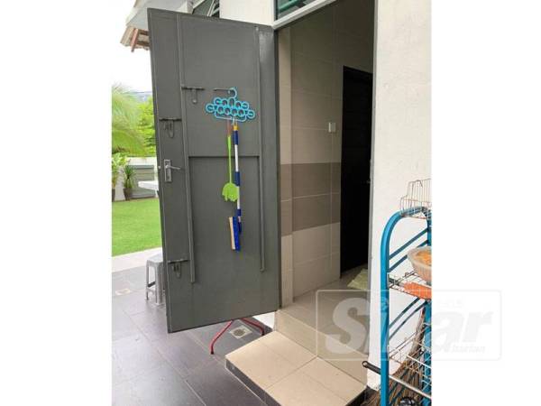 Keadaan rumah Paul Yong yang disedari dipecah masuk Ahad lalu.