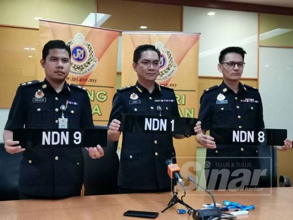 Azrin (tengah) menunjukkan antara nombor pendaftaran yang menjadi rebutan pada sidang akhbar di JPJ Negeri Sembilan hari ini.