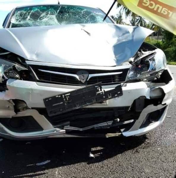 Kereta terbabit remuk dalam kejadian di Kilometer 60 Jalan Teluk Intan-Klang di sini.