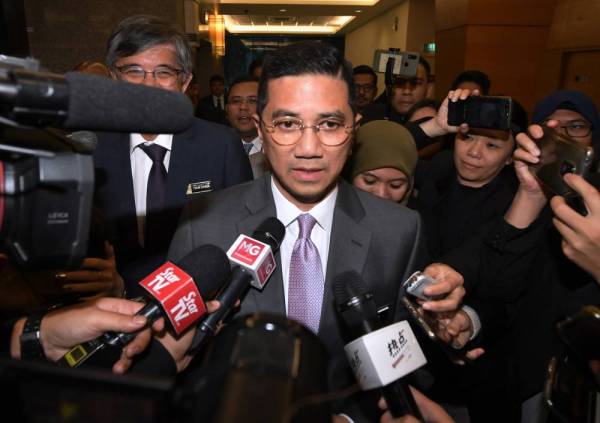 Azmin ketika menjawab pertanyaan pemberita selepas menghadiri Mesyuarat Biro Politik PKR di Bangunan Parlimen hari ini. - Foto: Bernama