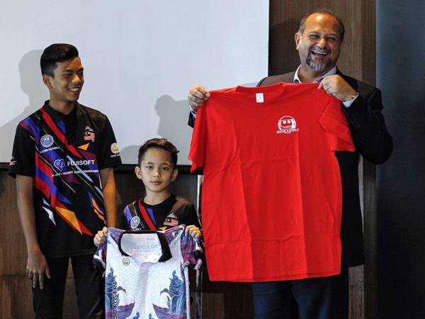 Menteri Komunikasi dan Multimedia Gobind Singh Deo (kanan) bersama peserta kejohanan 'All Japan Robot Sumo Tournament Tokyo 2019', Amer Khawarizmi Zulkarnain (kiri) dan adiknya Akmal Husaini Zulkarnain (tengah) pada majlis makan tengahari dan penghargaan 'Young Digital Heroes' di ibu kota hari ini. - Foto Bernama