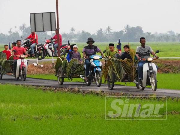 Peserta diarak menaiki lanca sejauh empat kilometer pada Majlis Berkhatan Perdana 2019 di Masjid Kampung Huma, mukim Padang Hang di sini baru-baru ini.