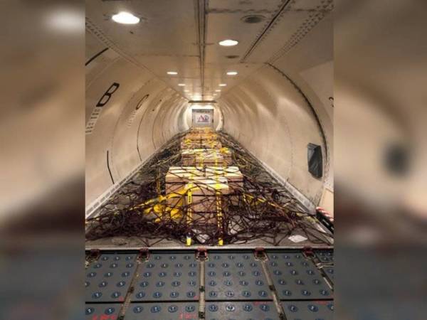 Peti emas diikat di dalam pesawat pengangkut Boeing 737 dan diterbangkan ke dua lokasi rahsia di Poland.