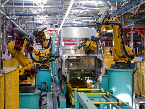 TEKNOLOGI robotik bakal menggantikan tenaga manusia untuk kerja bersifat pengulangan dalam sektor pembuatan.