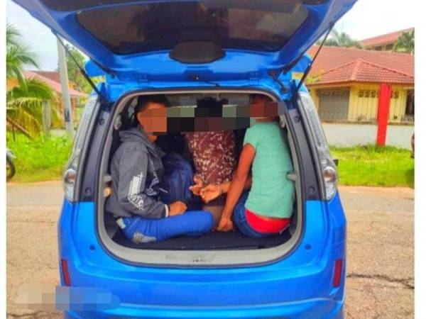 PGA Batalion 9 Kuala Terengganu menahan enam pati warga Myanmar di hadapan SK Gual Tok Deh.