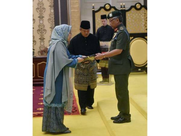 Sultan Abdullah berkenan mengurniakan suratcara pelantikan kepada Hakim Mahkamah Persekutuan Datuk Zaleha Yusof pada majlis Istiadat Mengadap dan Pengurniaan Suratcara Pelantikan Presiden Mahkamah Rayuan, Hakim Mahkamah Persekutuan, Hakim Mahkamah Rayuan dan Hakim Mahkamah Tinggi di Istana Negara hari ini.- Foto Bernama
