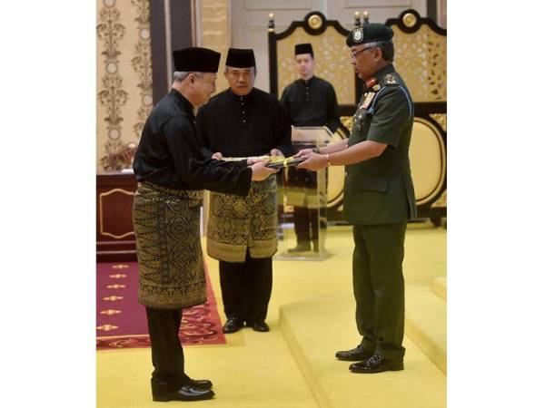 Sultan Abdullah berkenan mengurniakan suratcara pelantikan kepada Hakim Mahkamah Tinggi Datuk Seri Tun Abd Majid Tun Hamzah pada majlis Istiadat Mengadap dan Pengurniaan Suratcara Pelantikan Presiden Mahkamah Rayuan, Hakim Mahkamah Persekutuan, Hakim Mahkamah Rayuan dan Hakim Mahkamah Tinggi di Istana Negara hari ini. - Foto Bernama