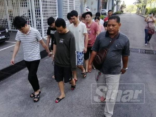 Sekumpulan tertuduh ketika dibawa keluar dari Mahkamah Majistret dan Sesyen Ayer Keroh, di sini hari ini.