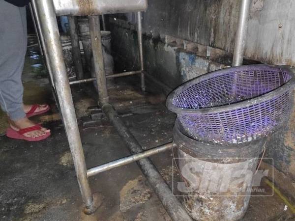 Keadaan perkakas yang kotor dan berlumut