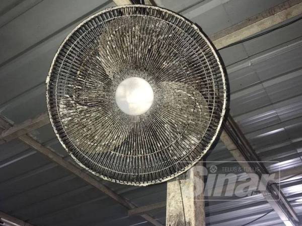 Keadaan kipas yang dipenuhi minyak dan lumut kekotoran kerana tidak dibersihkan dalam tempoh yang lama