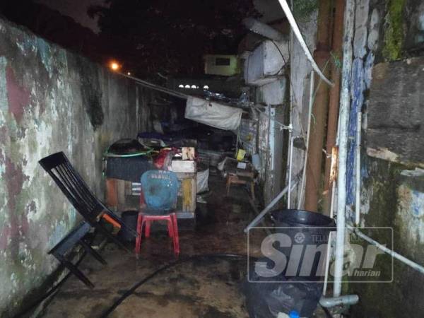 Bahagian dalam premis yang tidak terurus dan kotor.