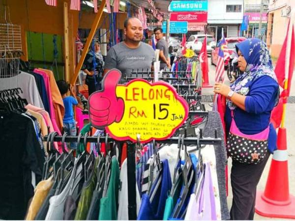 Peniaga membuat lelongan selepas kedai mereka ditenggelami banjir.