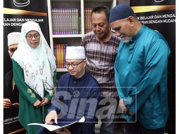 BERDIRI dari kiri, Rohana, Jamian dan Bismi mengikuti kelas ngaji di Quran Center Ustaz Walid, Sungai Buloh, Selangor yang mendapat bimbingan daripada Ustaz Syed Walid Al Giffa (duduk).