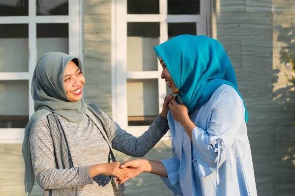 JAGALAH perasaan jiran tetangga dan bersemukalah mereka dengan wajah yang manis menguntum senyuman.