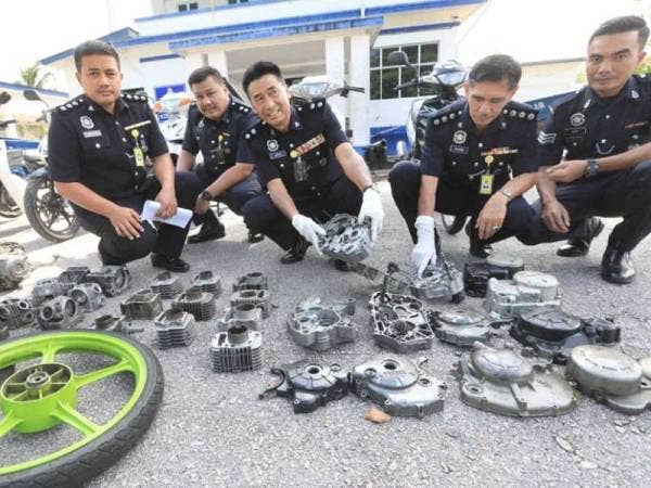 Mohd Razli (tengah) menunjukkan barang rampasan selepas menumpas geng iki pada 12 November lalu pada sidang media yang diadakan sebentar tadi.