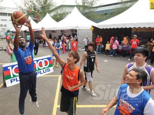 Peserta basket ball (3 on 3) beraksi pada Karnival Karangkraf 2012 lalu di pekarangan kompleks Kumpulan Media Karangkraf.