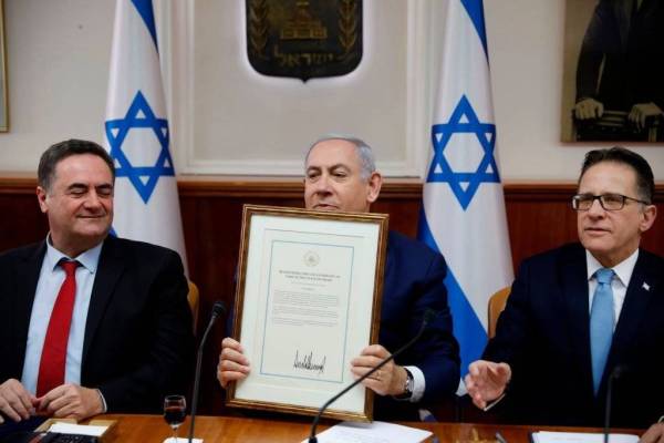 Perdana Menteri Israel, Benjamin Netanyahu (tengah) memegang pengisytiharan ditandatangani Trump yang mengiktiraf kedaulatan Israel di Bukit Golan. - Foto Agensi