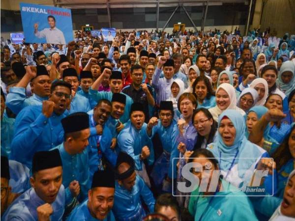 Azmin dan kepimpinan tertinggi yang lain bergambar bersama ahli-ahli Wanita dan Angkatan Muda KEADILAN pada Majlis Perasmian Kongres Wanita dan Angkatan Muda KEADILAN di MITC malam ini. - Foto: Sharifudin Abdul Rahim