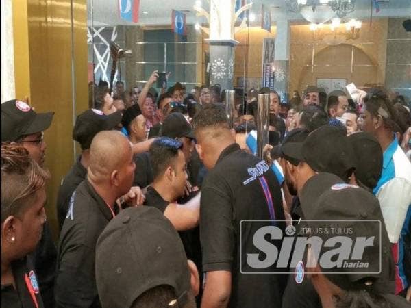 Pasukan keselamatan PKR cuba menghalang perwakilan daripada memasuki dewan pada Kongres Nasional Tahunan Angkatan Pemuda Keadilan (AMK) hari ini. - FOTO SHARIFUDIN ABDUL RAHIM