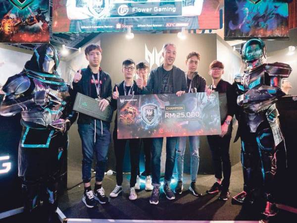 JUARA Liga Predator Asia Pacifik 2020 - Dota 2 Malaysia, pasukan Flower Gaming merakam kenangan bersama replika hadiah kemenangan yang disampaikan Pengarah Perniagaan dan Pelanggan Acer Malaysia, Johnson Seet (empat dari kanan) sempena kejohanan baru-baru ini.
