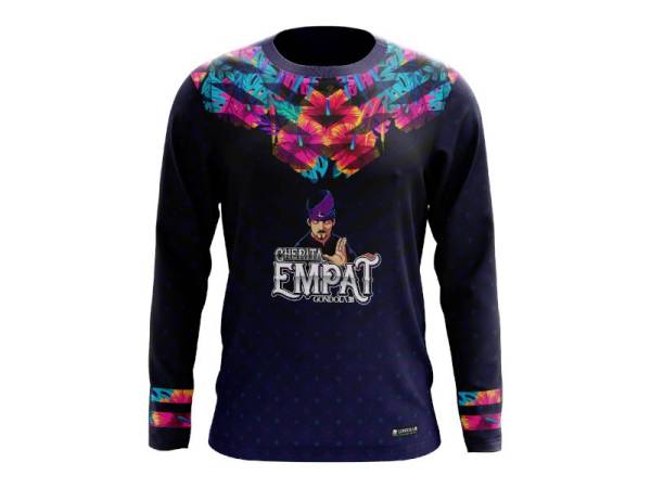 CORAK bunga raya menghiasi bahagian kolar, pergelangan dan lengan baju selain cetakan songket konsep samar pula diterapkan pada keseluruhan baju-T terbabit.