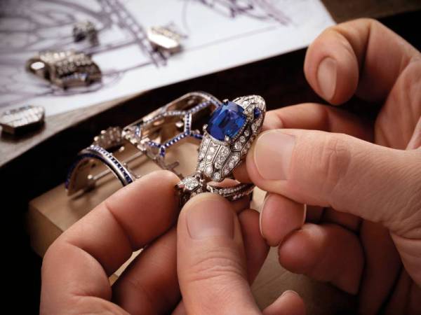 REKAAN jam tangan mewah Serpenti Misteriosi Romani yang melambangkan gladiator purba dan permata antik.