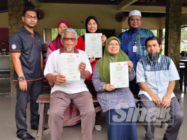 Noridzuan (duduk dari kanan) bersama wakil resort dan chalet di Janda Baik, Bentong yang dianugerahkan Sijil Pengesahan Halal Malaysia baru-baru ini.
