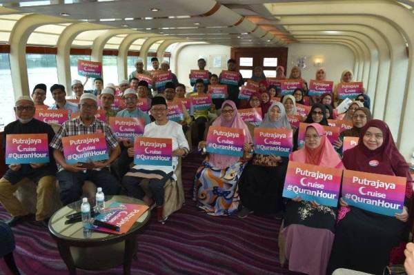USTAZ ABU RABBANI (depan, tiga dari kiri) bersama peserta Putrajaya Dhuha Cruise #QuranHour 12.0 di Putrajaya baru-baru ini.