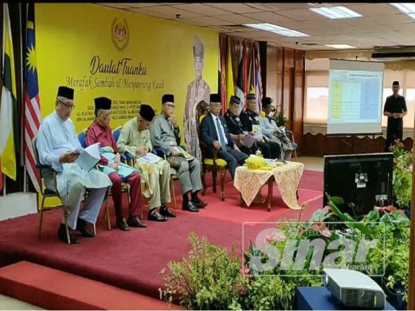 Sultan Abdullah mencemar duli mendengar Taklimat Pengurusan Bencana Banjir Negeri Pahang 2019/2020 oleh Abd Jalil di sini hari ini.