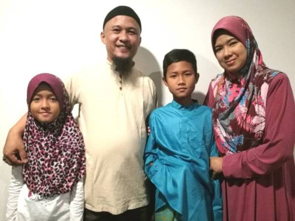 Dah siap..Wan Muhammad Sazlisyam (dua dari kanan) bersama ibu bapa serta adiknya ketika menyertai program Jom Khatan di Hotel Bersama Asnaf anjuran Paya Bunga (PB) Hotel di sini hari ini.