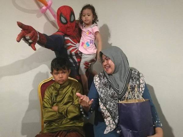 Tak makan pujuk.. Zairil Amri (duduk, kiri) menangis enggan dikhatankan kerana takut.